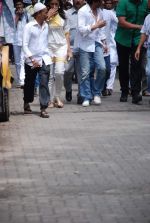 at Ashok Mehta_s funeral in Mumbai on 17th Aug 2012 (113).JPG